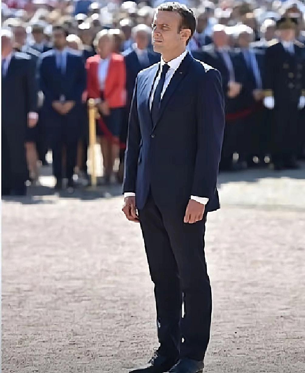 我看到这篇文章时，确实没忍住笑了！[捂脸哭]​​马克龙宣布要派兵去乌克兰，结果俄