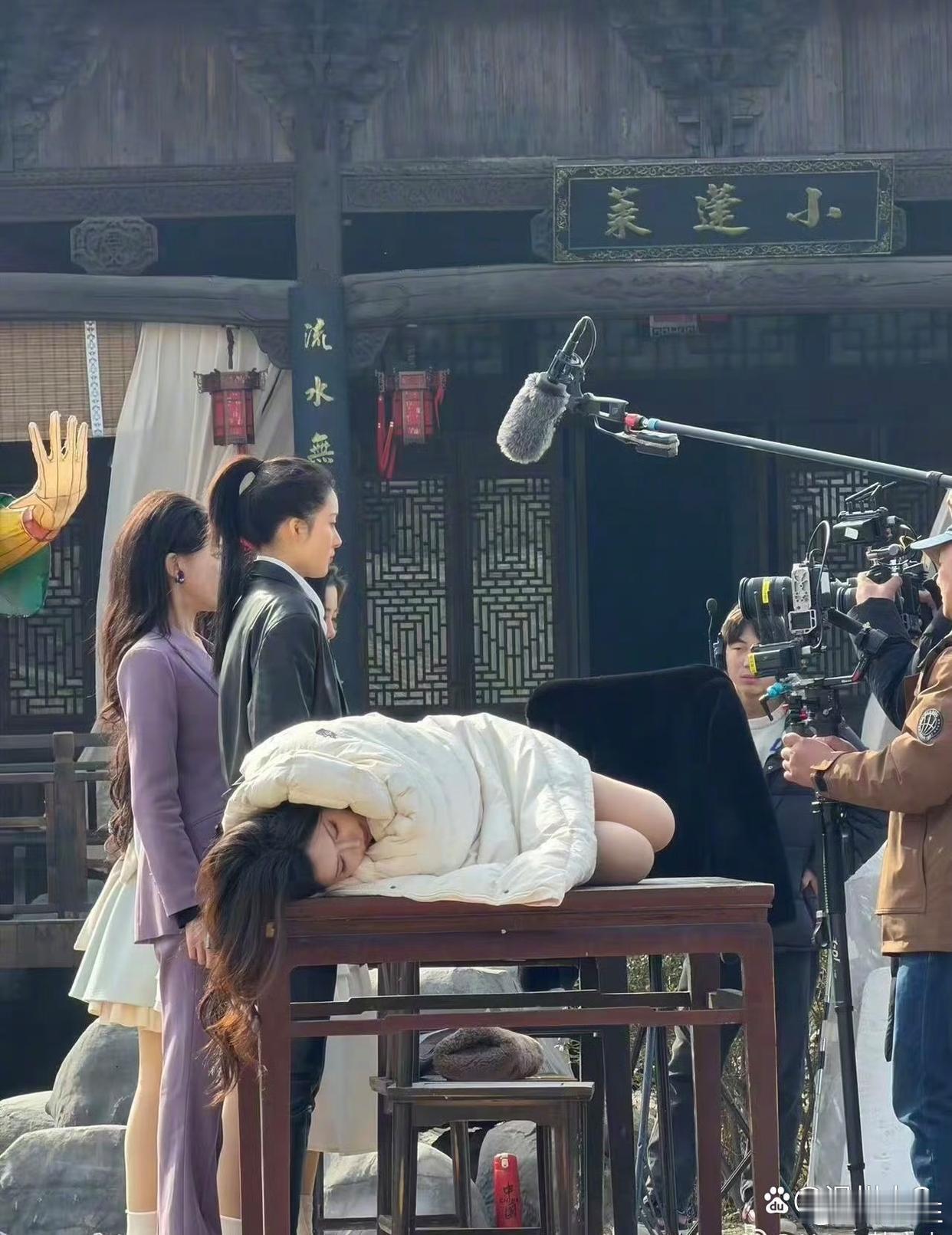 韩安冉也太搞笑了吧，直接躺在拍摄桌上就睡，关键其他演员还在拍摄中，画风真的很突兀