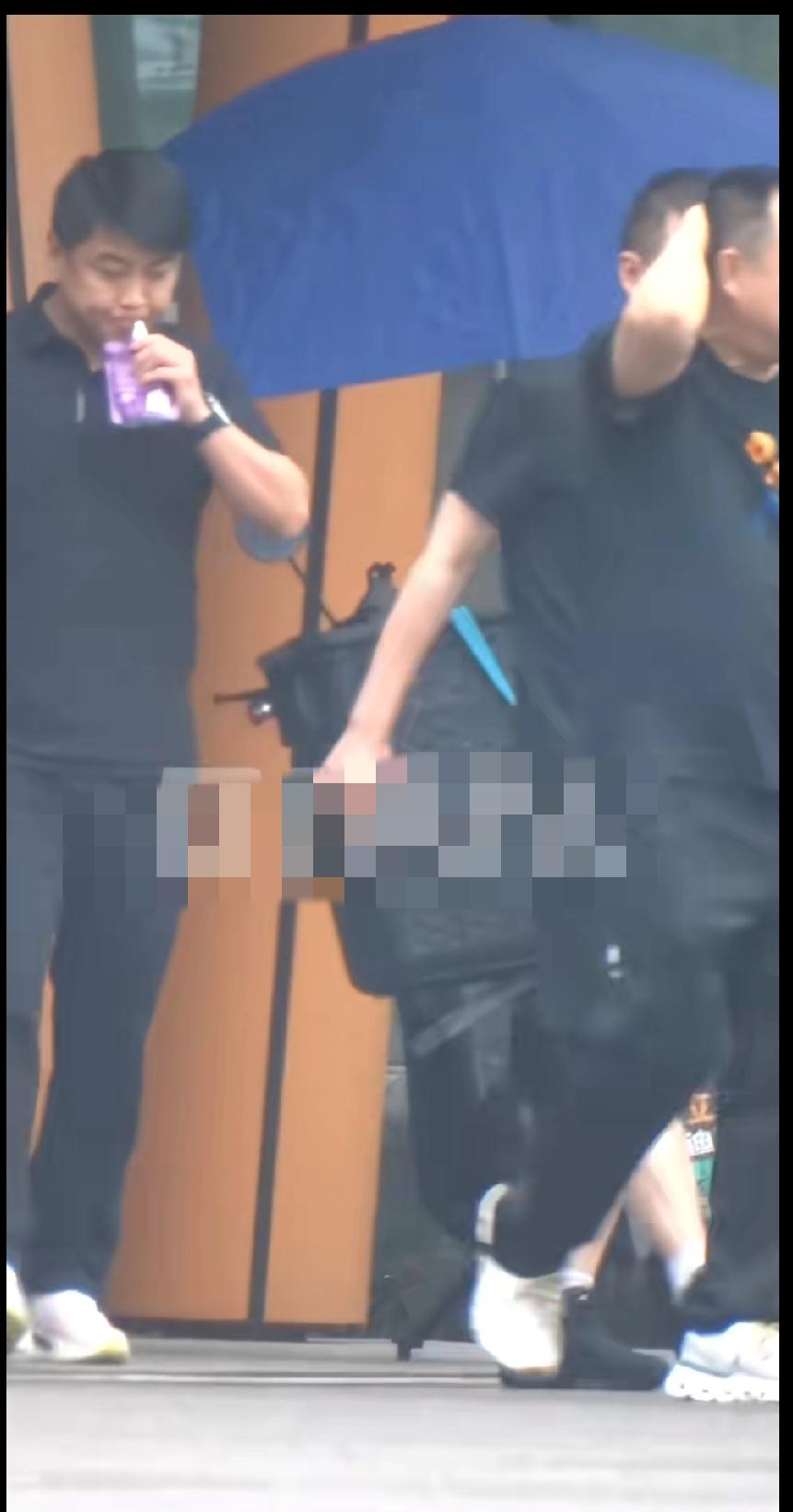 笑不活了！国乒主帅王皓的“反差萌”被拍个正着！谁懂啊！刷到王皓指导的路透，