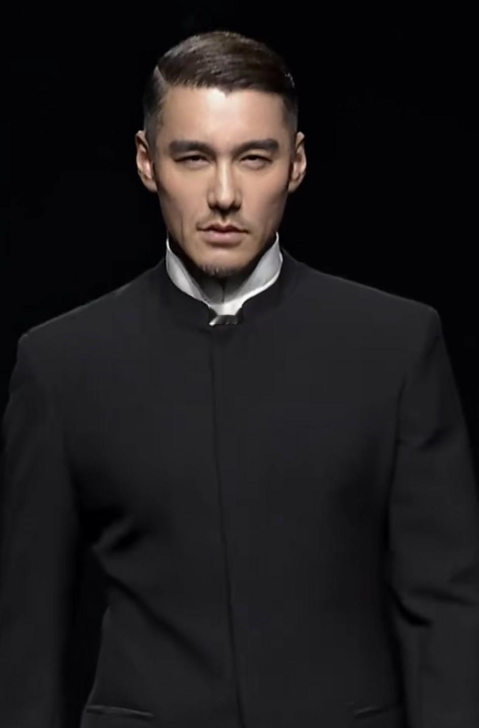 他是中国模特界的标杆，今晚他是国际T台上最耀眼的星，胡兵穿着中式服装亮相在国际T