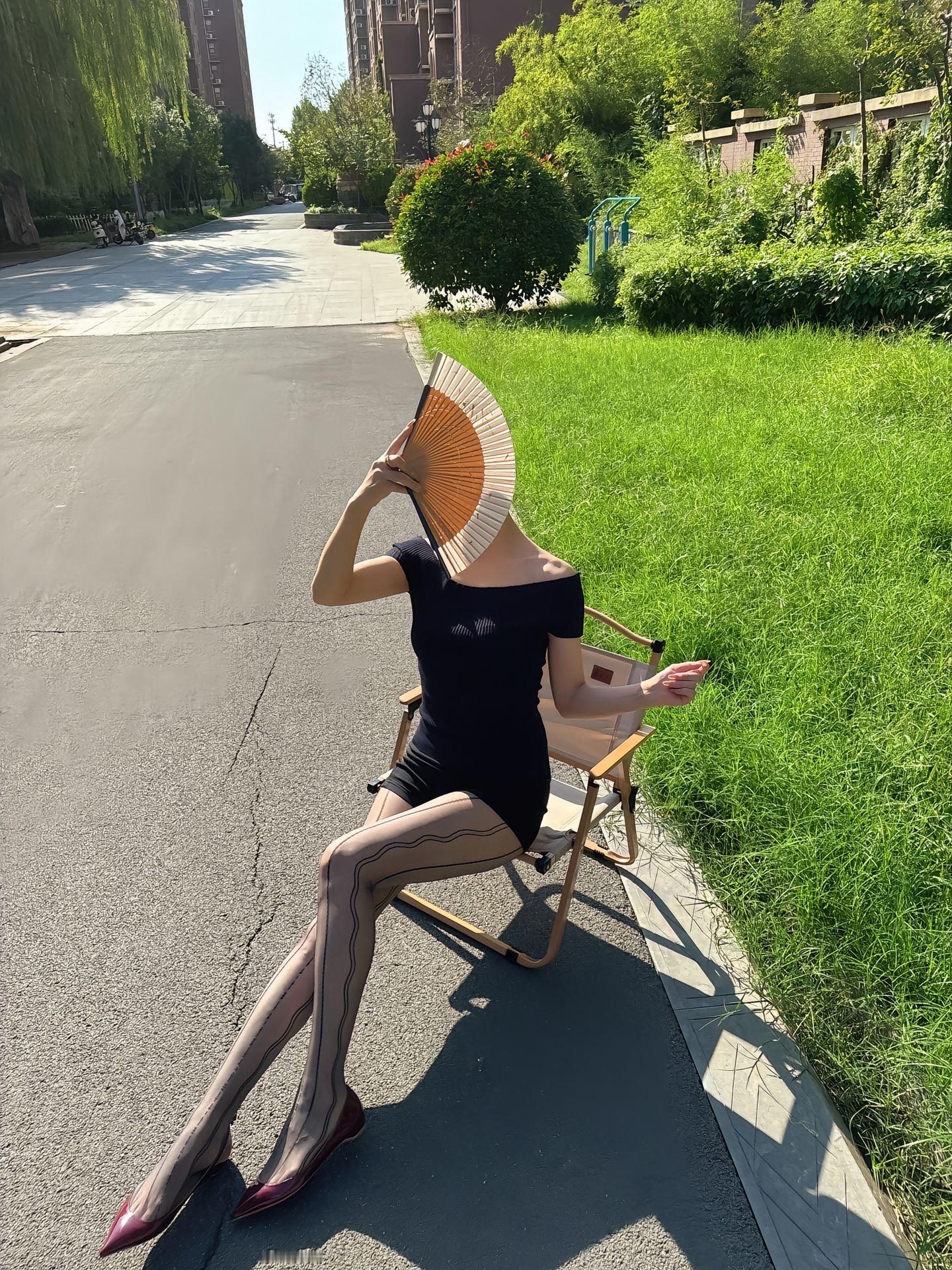 如今的时尚审美里，黑丝早已摆脱单一标签，成为御姐风的绝佳搭档，更让腿控...