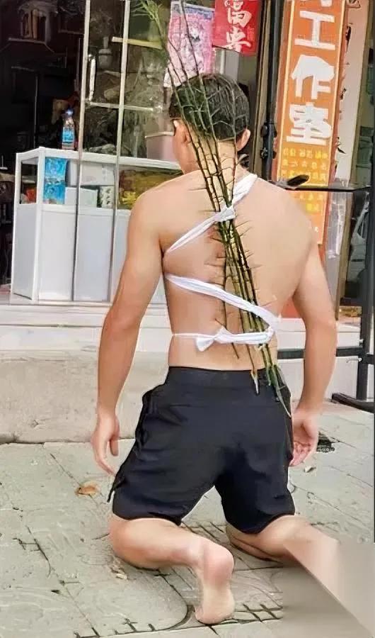 跪了整整一个月父母愣是没原谅你敢信这是亲儿子干出来的事？湖北这男的偷