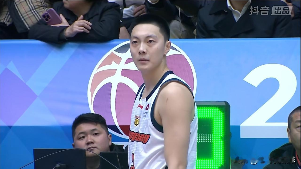 广东东阳光球星胡明轩彻底的摆脱低迷了！在今天进行的广东东阳光和四川丰谷酒业的比赛