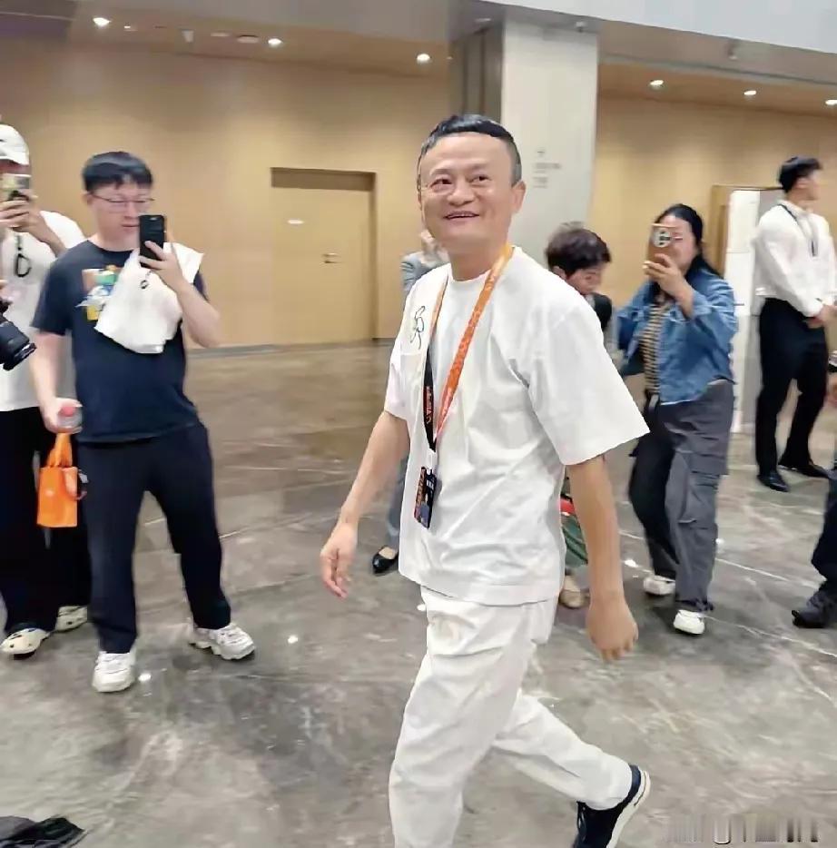 炸裂！61岁马云惊艳亮相深圳外贸峰会，一现身就成全场焦点！他步伐