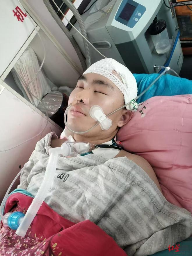 山东菏泽，16岁的男子在路上偷偷骑电动三轮，并且眼睛看的不是路，而是手中的手机。