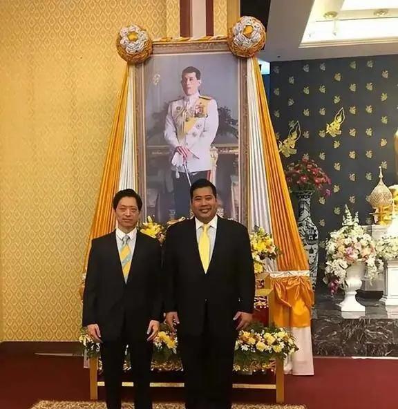 哈里王子应该庆幸自己有个好爹，泰国二王子被捕时的三大罪状之一，滥用王室名义牟利。