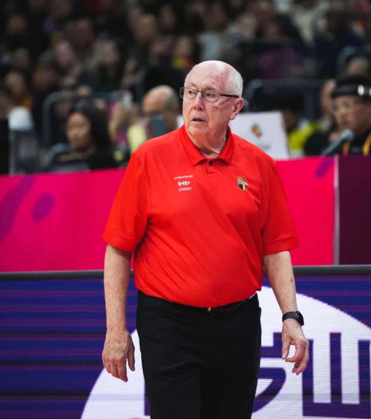 换教练，真能解决中国女篮目前困境吗？只要中国女篮输球，我们的球迷就嚷嚷着换教