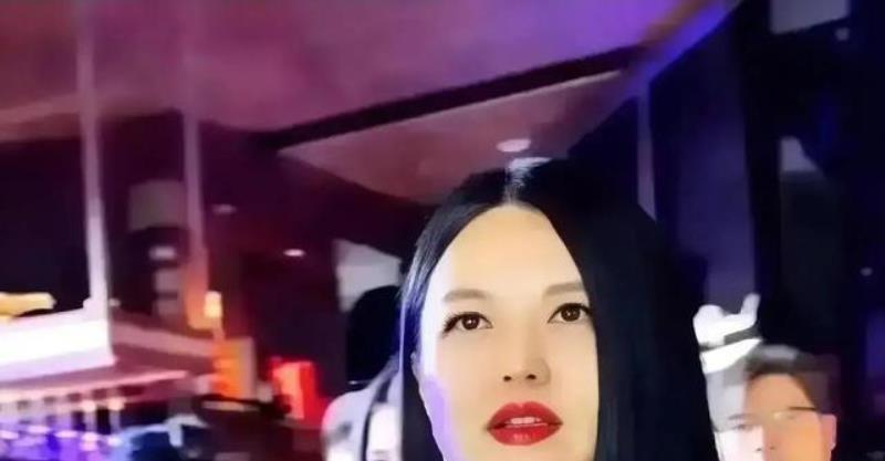 李湘这事儿真是把我看笑了。慈善晚宴的水晶灯下，李湘三步并作两步走到何超琼面前