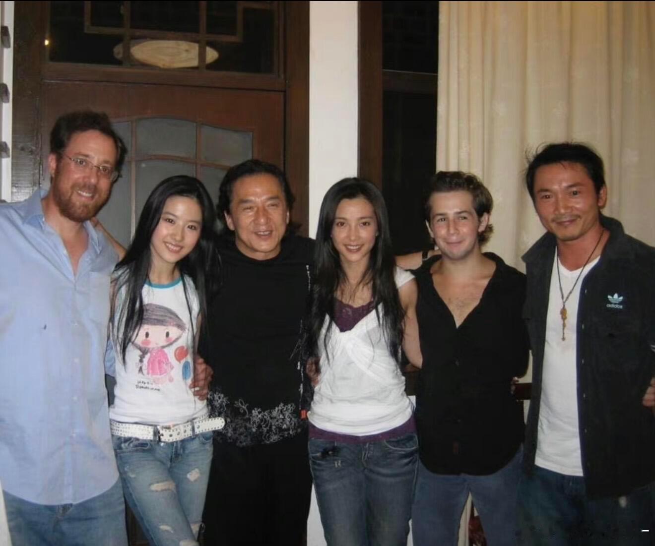 一张18年前的旧照，成龙大哥领衔主演的一部好莱坞大片！这是动作电影《功夫之王》里