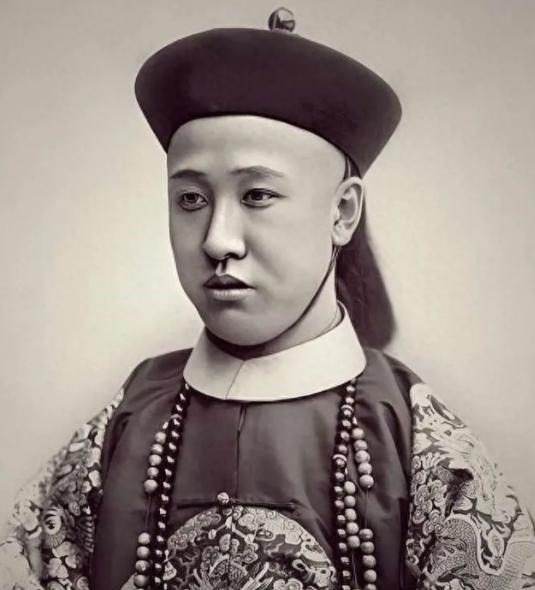 1922年5月17日，17岁的溥仪给胡适打了一通电话：“你是胡博士吗？好极了，你
