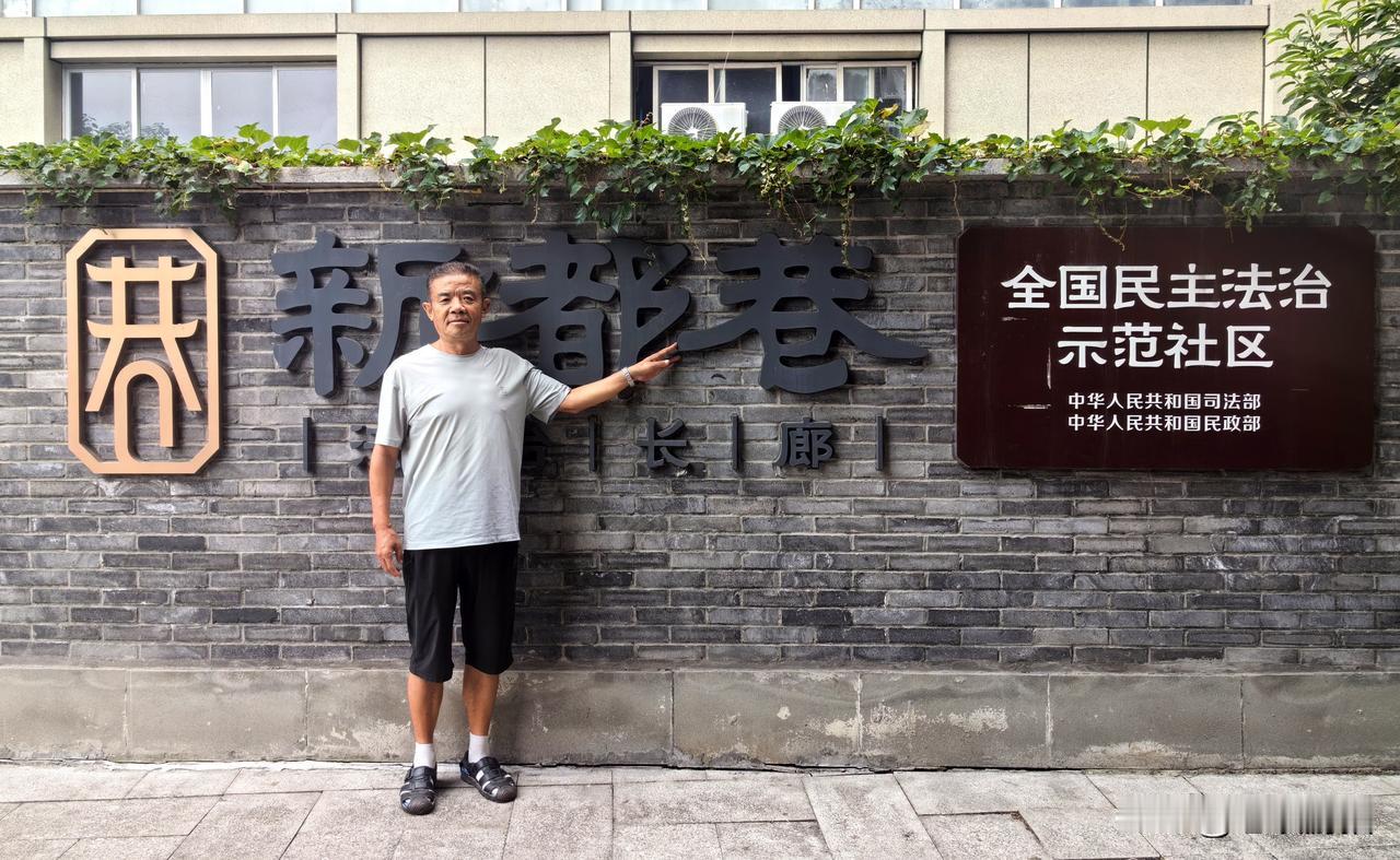 重庆渝中区新都巷步道，此巷名新都，位于嘉陵江侧，鹅岭崖下，距离不足两百米，落差却