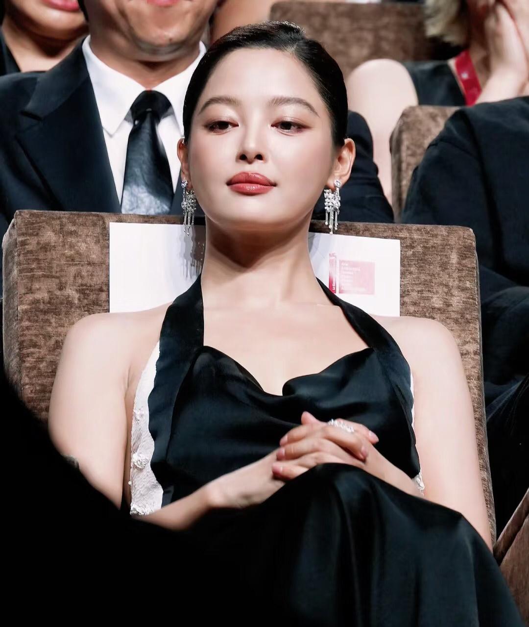 辛芷蕾很有影后的气质啊，很久以后是不是能接斯琴高娃的班儿，今天看采访她说，