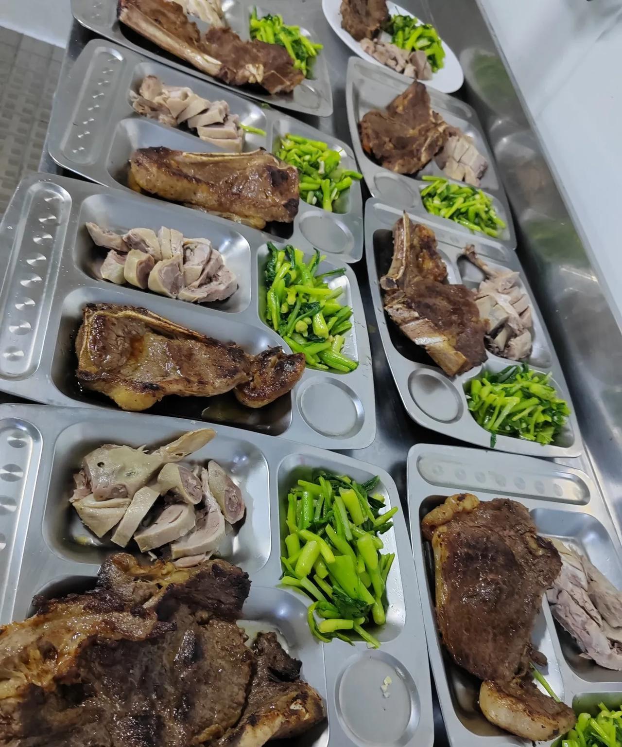 自从国内上了伙食后，做夜宵的没有了，煮方便面的也没有了，康师傅方便面拿出来了十天