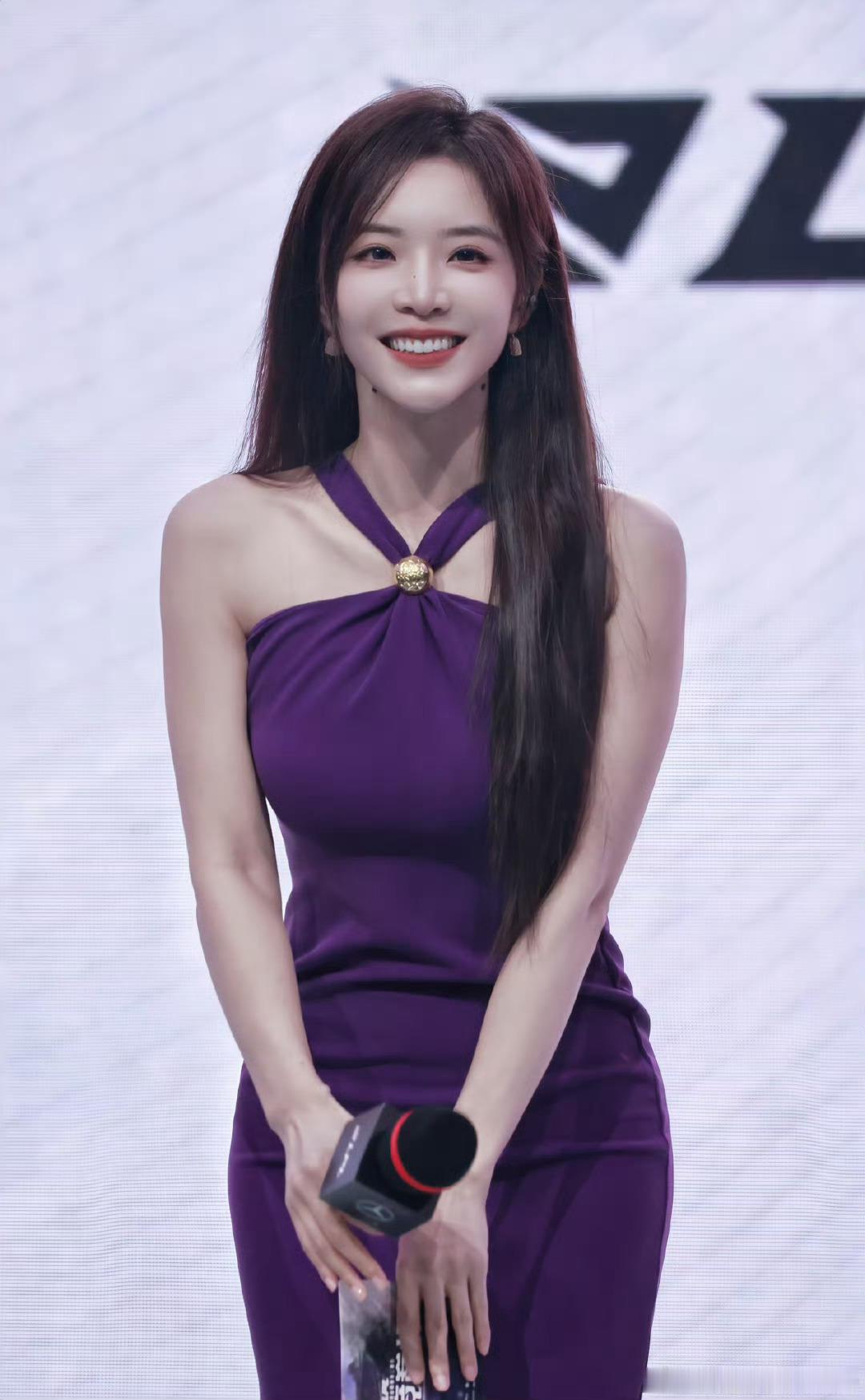 许嵩说得对紫色果然更有韵味！lpl主持余霜晒照：紫罗兰💜灵魂莲华阿姨新风格