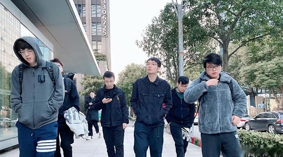 查理斯：Fade是当着天哥的面让我继续BP，当时训练了几把，天哥B了几把，然后输