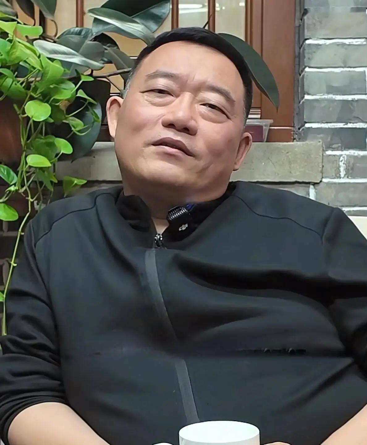 现在有几波人：一，喜欢大泥，讨厌郭德纲，讨厌曹云金，讨厌戴九安；二，讨厌