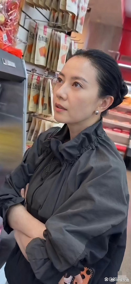 高圆圆超市购物被偶遇，一身朴素打扮纯素颜出镜，即便没有妆容加持，颜值依旧十分能打。​
