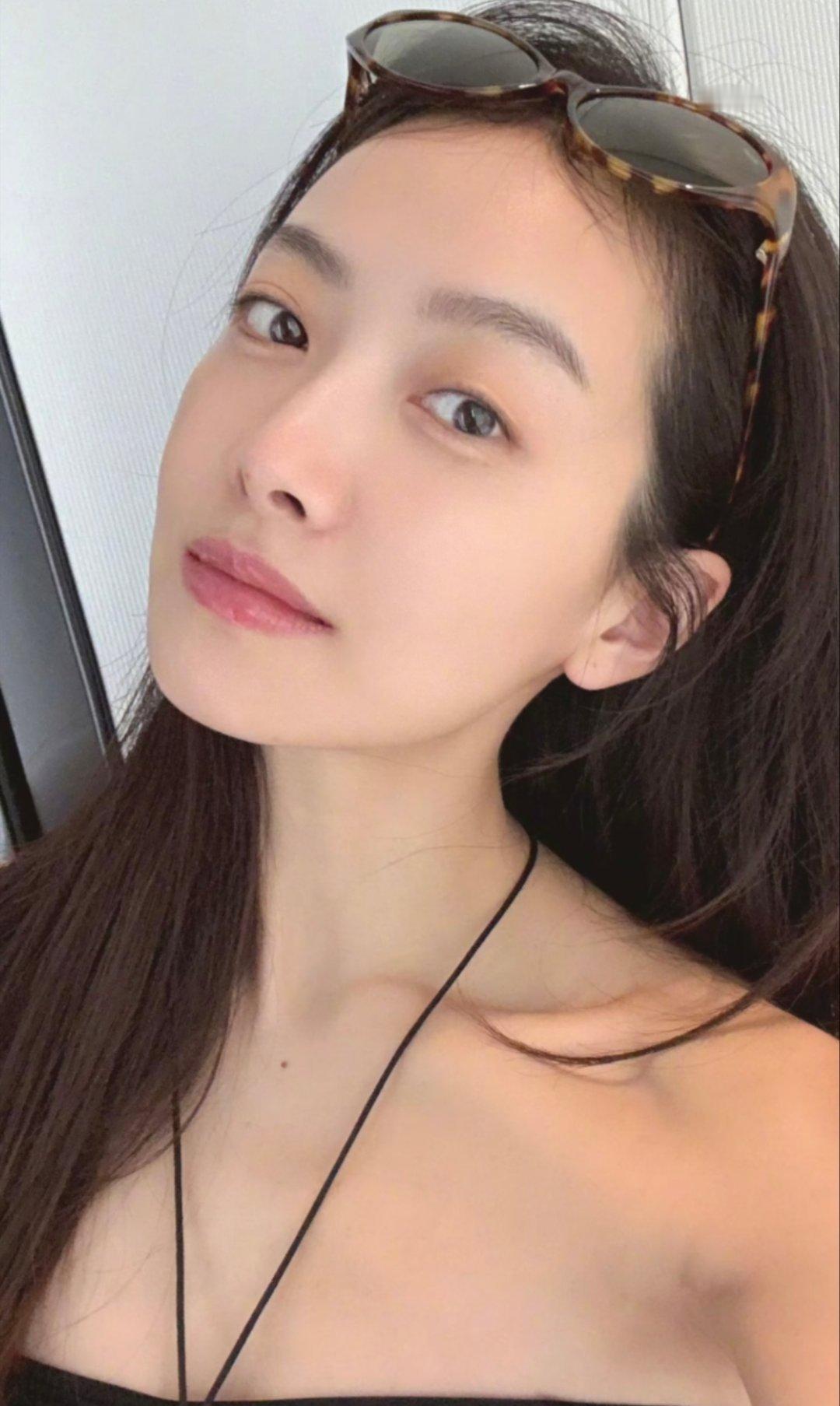 宋茜不化妆的样子分明就是个妹妹嘛，又甜又青春，太有少女感了，状态超级好啊