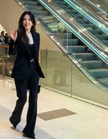 曾黎都已经是50岁的老阿姨了身材还能保持这么好​​​