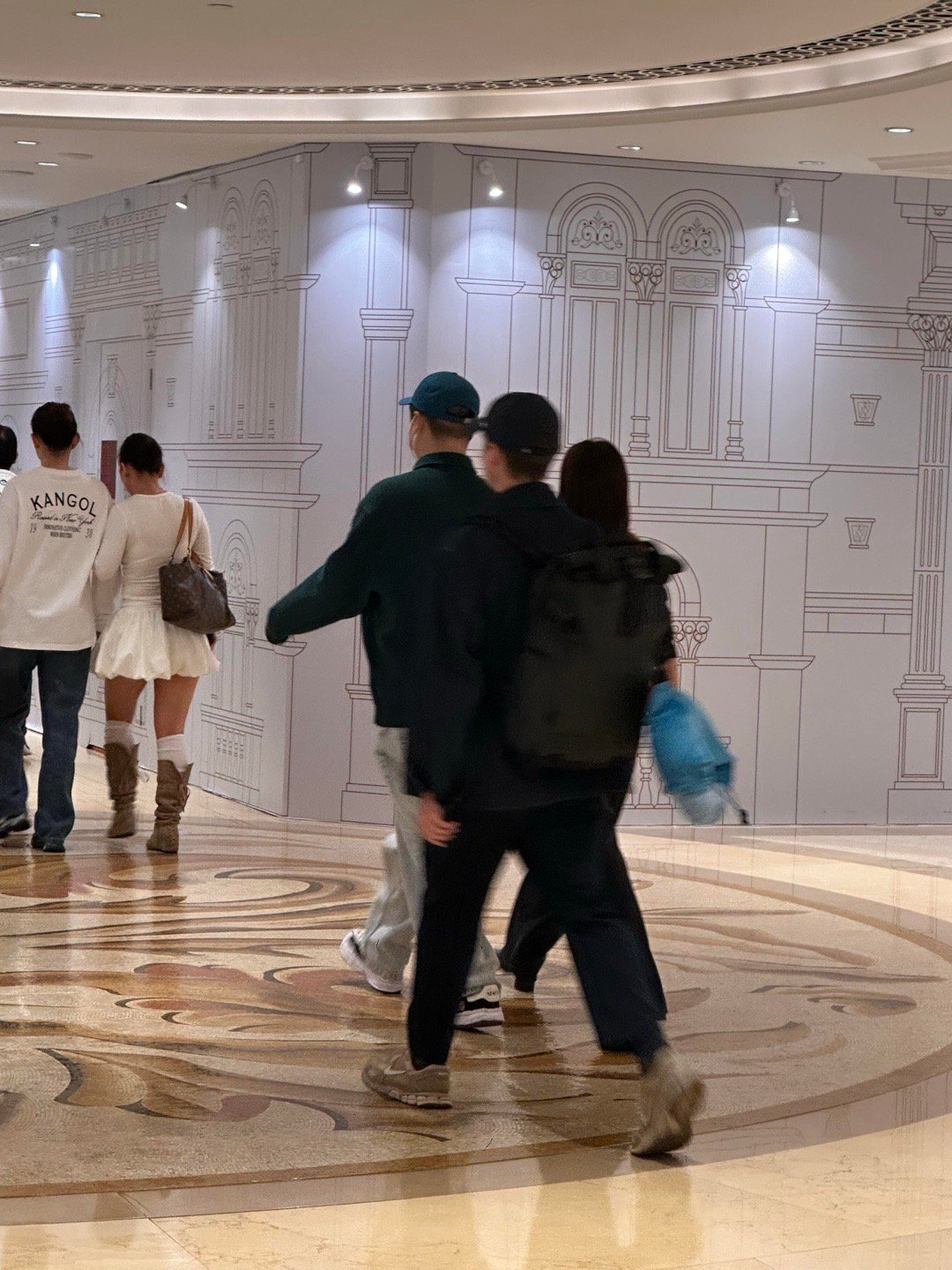 偶遇李纯马頔挽手逛街，李纯与马頔两人从一见钟情到攒钱买房，相处细节全是适配与真诚