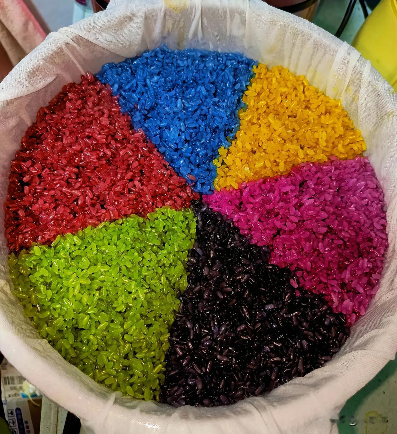 别乱猜了！壮乡五色糯米饭，每一抹颜色都是原生态！最近我们广西不是在热热闹闹的