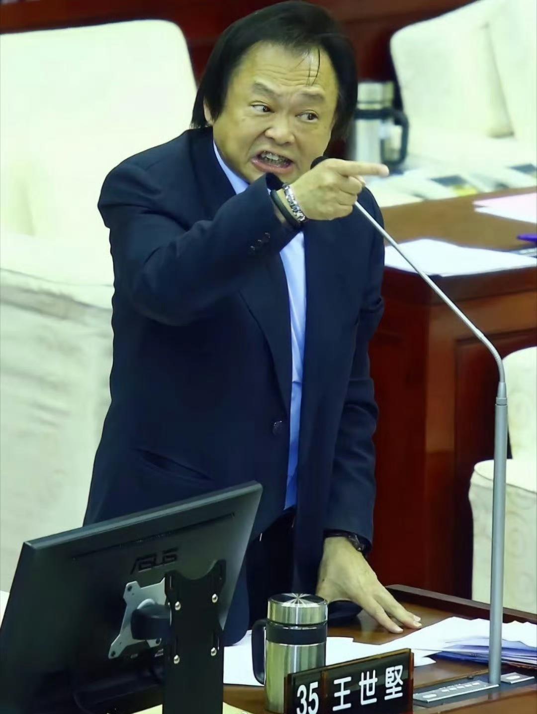 一首歌带火的不仅是王世坚，还有他父亲王明德的白色恐怖往事最近，王世坚凭一首
