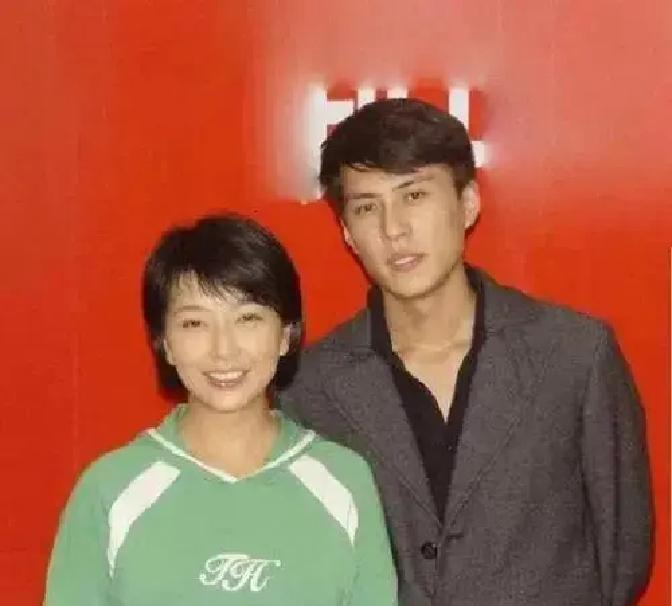 江珊和靳东在《悲情母子》片场看对眼，戏里演母子戏外谈姐弟恋，差了九岁。江珊刚