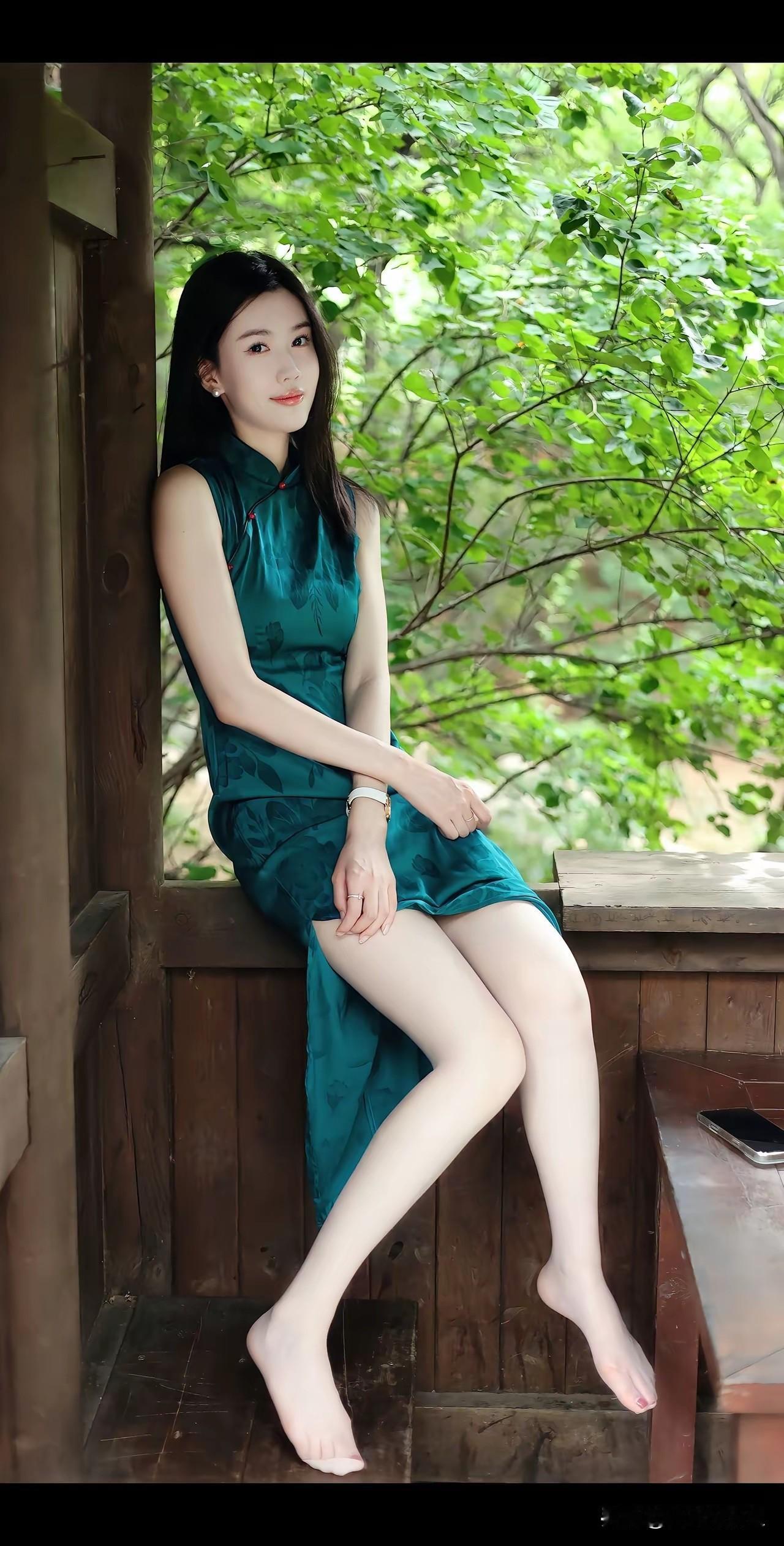 纯净的美人看到美女，你第一眼是看哪里云想衣裳花想容，春风拂槛露华浓（以