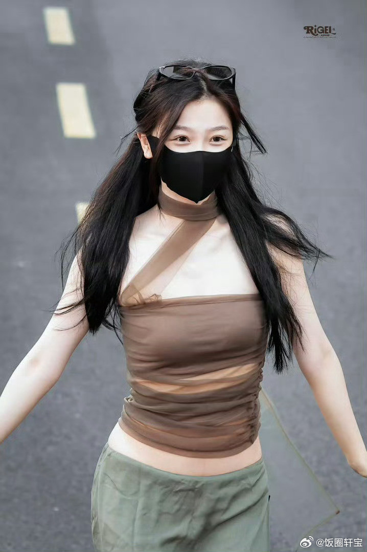 虞书欣名品腰臀比同样都是女演员，怎么白鹿跟虞书欣一比差距这么大呢