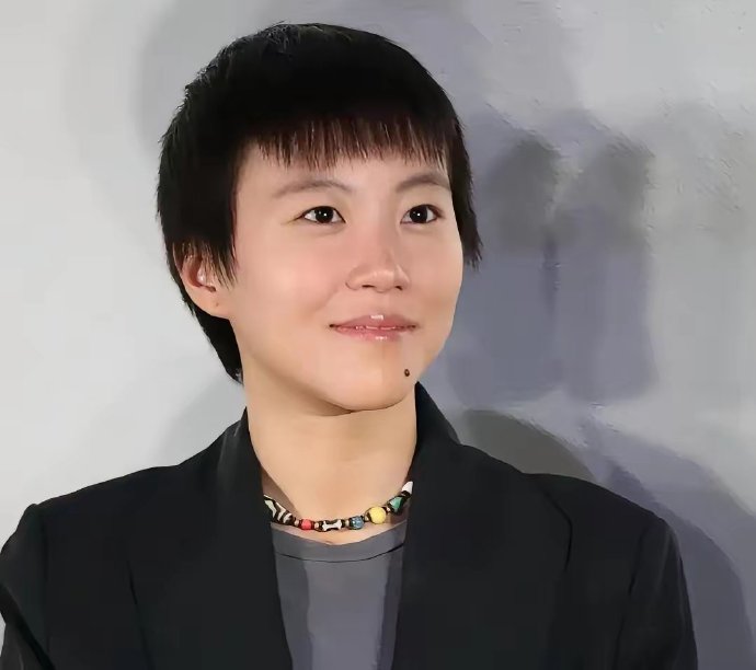 窦靖童在访谈里被问“你有三位爸爸”，她没绕弯子，只淡淡一句“李亚鹏是放学来接我的