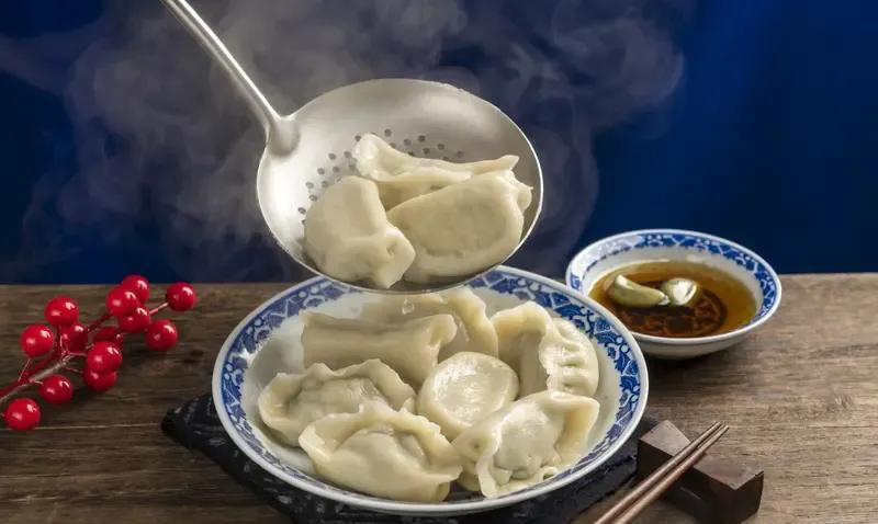 饺子案：一碗清汤里的冤屈与救赎1991年的秋日，内蒙古赤峰市的一家小饭馆里，热