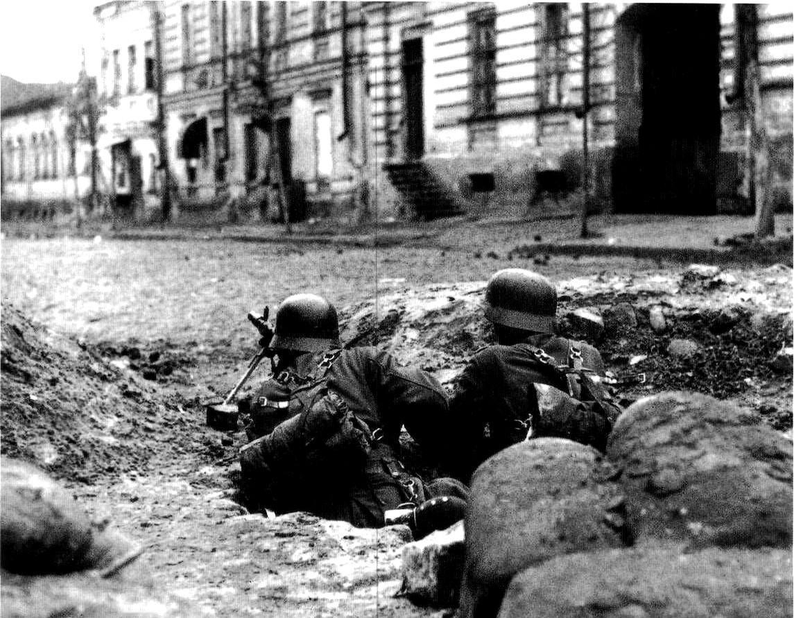 1941年,哈尔科夫的街角,雪还没化透,德军那挺机枪就响了。不是一次,是13
