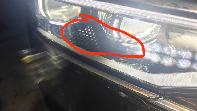 迈腾新质保的大灯质量堪忧车辆停正是瞎一只车辆斜着停是正常的右侧大灯间隙太大了4