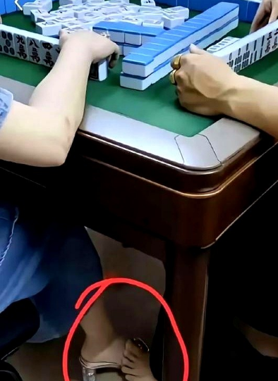 4号在亲戚家看他们打麻将，无意间瞥见表哥脱了鞋，把左脚的三个脚趾头放在上家表弟媳