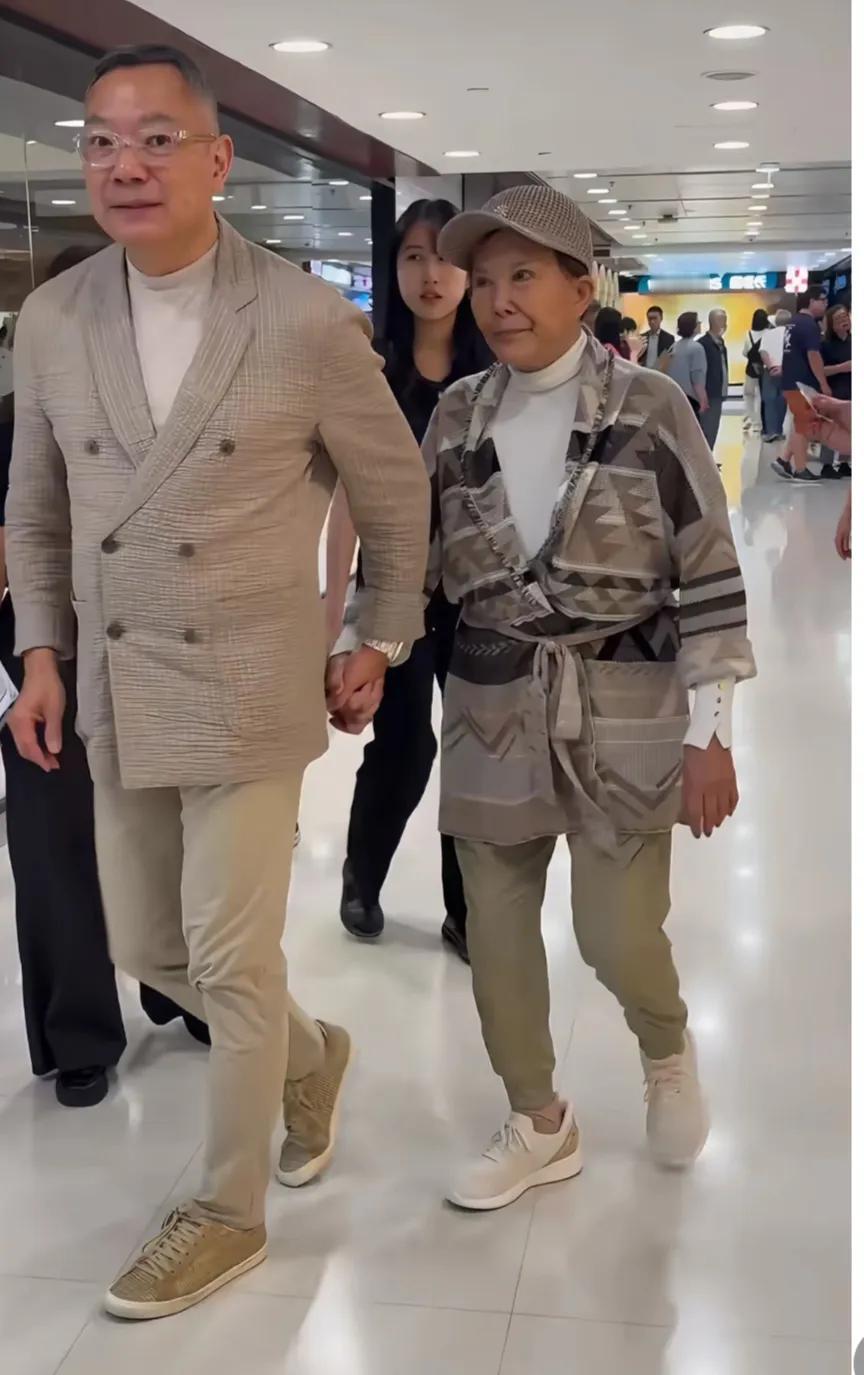 岁月静好，相爱到老，幸福相伴。81岁的白韵琴和相差15岁的丈夫谢伟俊牵手逛街，