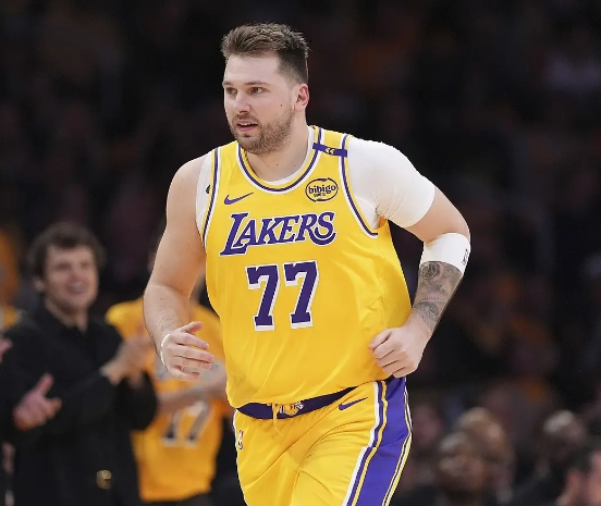 湖人三连胜期间，先不讲对手的强弱东契奇确实放权了，詹姆斯的球权增加，整体球权运