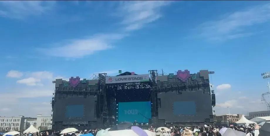 2025新疆草莓音乐节乌鲁木齐站简直太疯狂！7月12日在水磨沟区天山明月城P3停