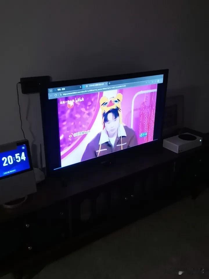 天南地北大拜年剪一窗红纸作鞍鞯，折半枝梅香当马鞭。愿新岁的风，吹来千里锦绣；愿檐