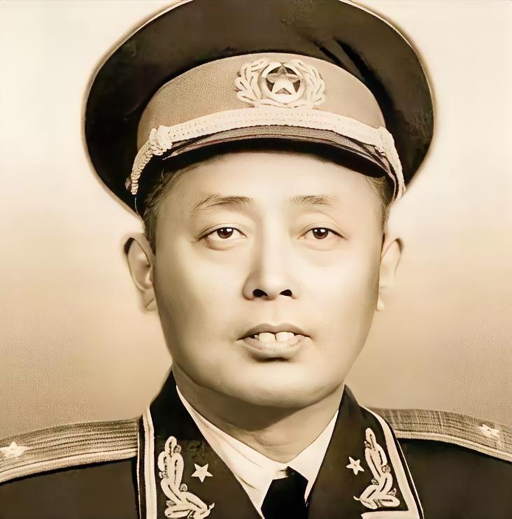 1949年，二野四兵团途经麻城时，一个盲人老太太走了过来，询问儿子的下落，陈赓笑