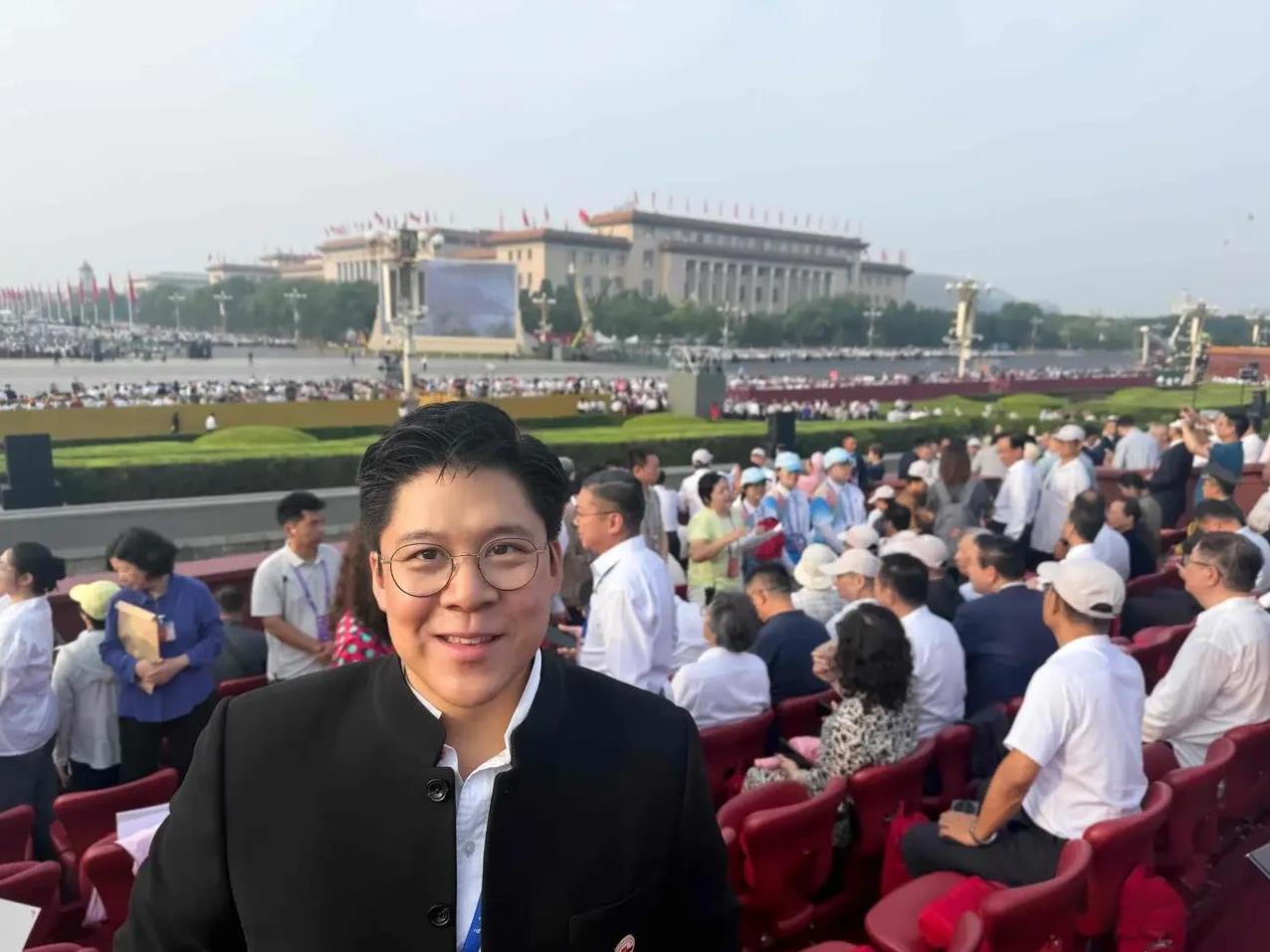 看了霍启刚观看九三阅兵仪式后发表的感言，难怪那么多人夸他，夸霍家，因为他的感