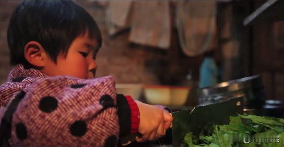 对小孩子来说懂事可能是最恶毒的诅咒。4岁小树清独自做家务，照顾病重的爷爷，上
