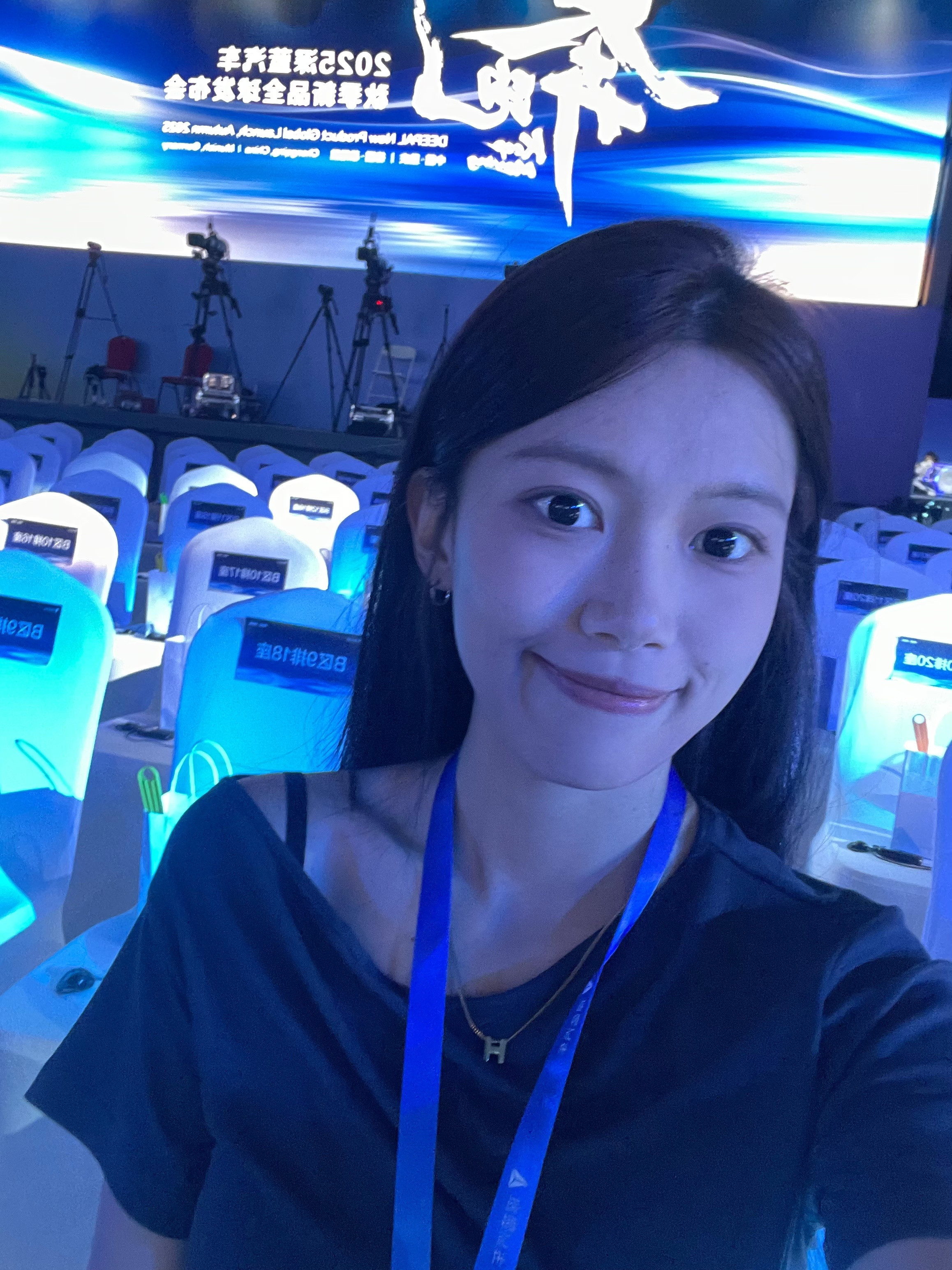 今天又飞到了重庆，去参加深蓝汽车全球新品发布会，深蓝S09的价格来到了23.99
