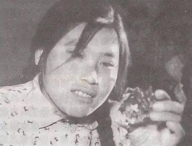 1977年，农民魏振芳在田间劳动，突然“咯嘣”一声，锄头直接从她手中崩飞，一个鸡
