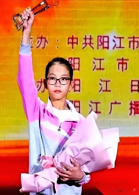 11岁女孩狠心拒认富豪亲生父母！转身照顾瘫痪养父，人间最戳心的知恩图报据媒