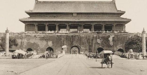 1969年末，中央打算拆掉天安门广场再重新建设，然而在施工的时候，工人们在旧天安