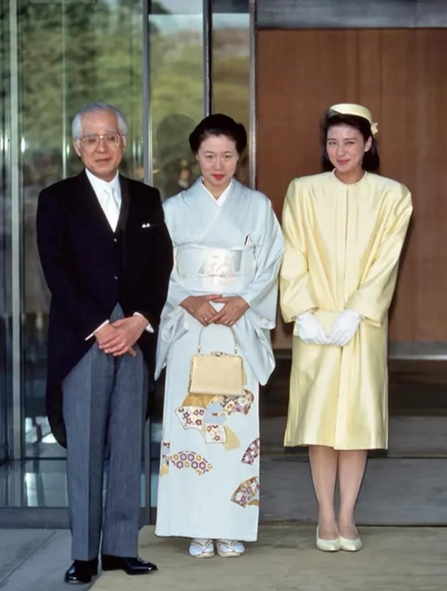 雅子婚约、纳采时的照片美智子的腰带据说是她订婚时婆婆送，美智子写真集上写着“金