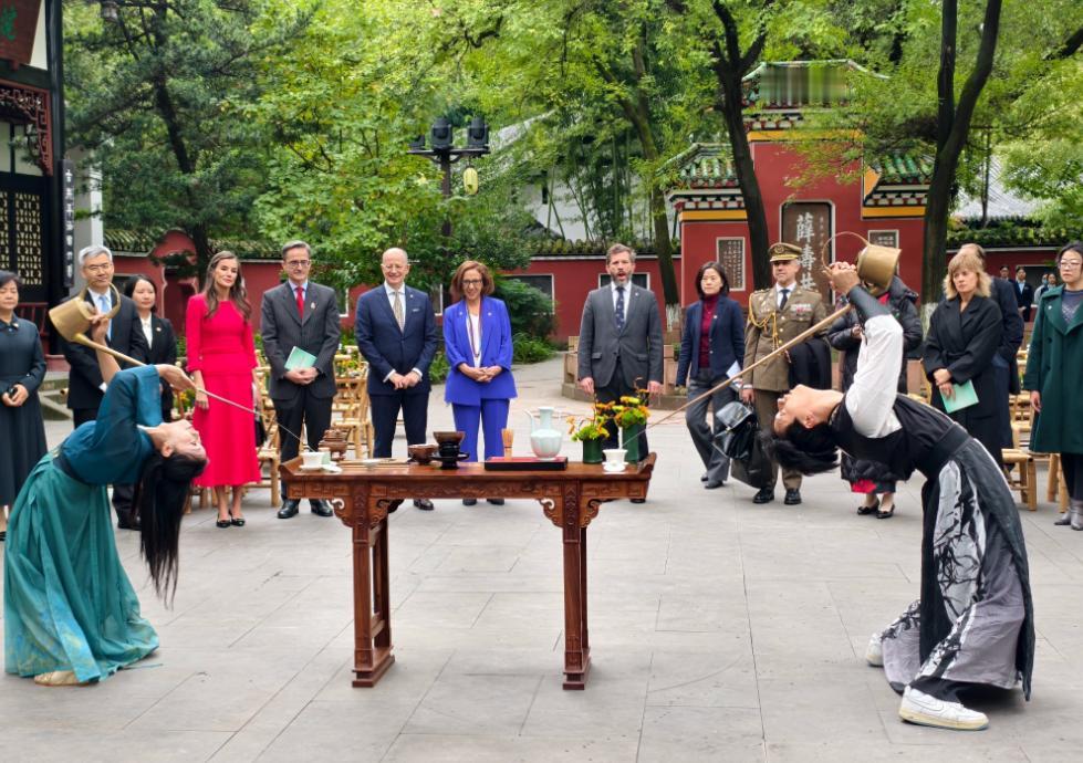 莱蒂齐亚王后观看茶艺，表演茶艺的小姐姐美翻了！11月11日西班牙王后体验中国文化