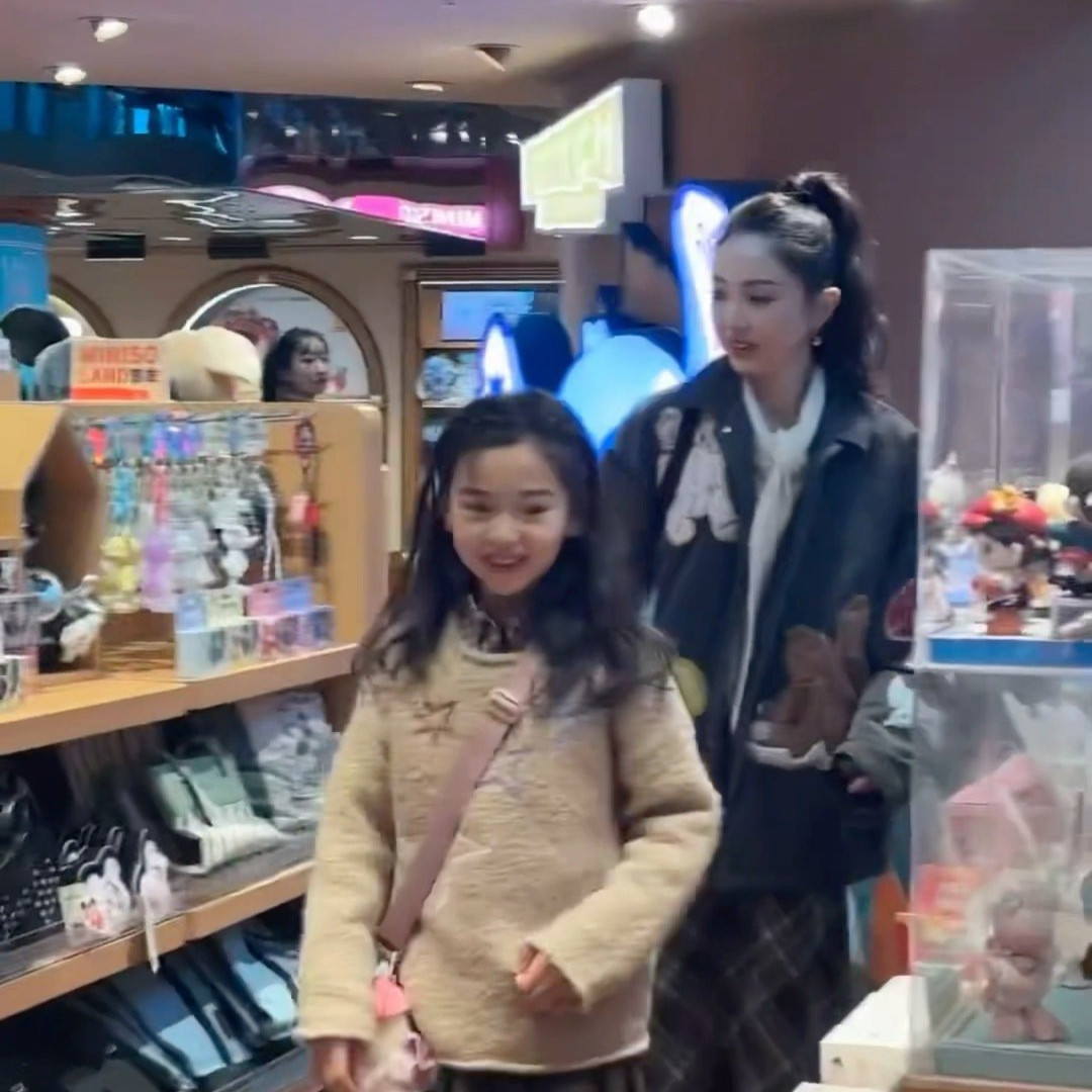 董璇带9岁女儿逛街被偶遇！谁注意到小酒窝这个细节？家教太好了小酒窝今年9岁，