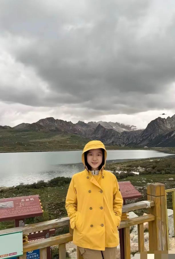 杨振宁遗孀翁帆现状：喜欢旅游、穿亮色衣服，终于像个年轻人了！先生去世半年多，