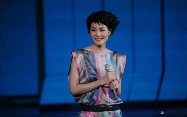 现在也只有春晚请的动王菲了这两天央视新闻正式官宣，王菲确认登上2026年马年